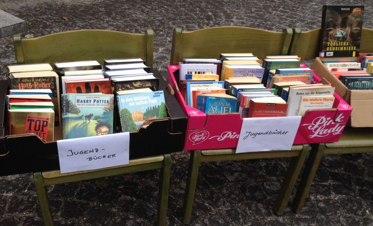 Bücher, CDs, Kassetten und Spiele gibt es beim Büchereiflohmarkt. Foto: Helga Kaar
