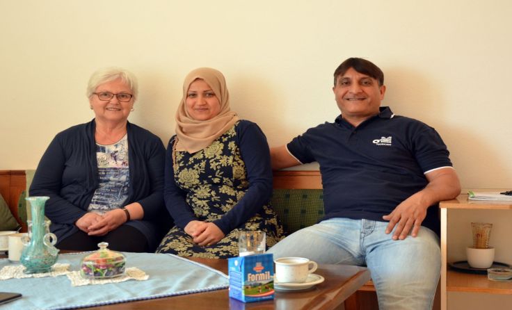 Die ehrenamtliche Mitarbeiterin Resi S. mit Ali J. und Jinan A. Foto: Diakoniewerk