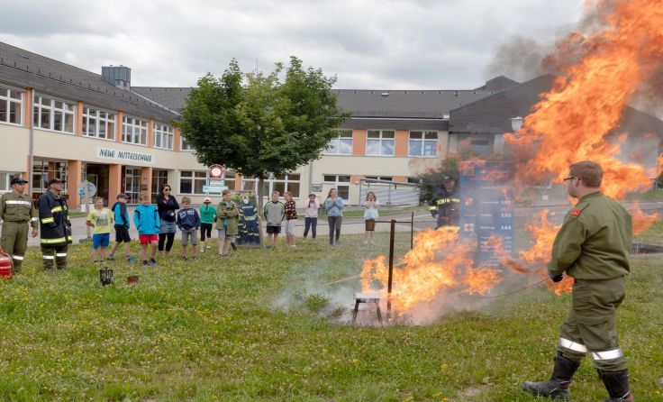 Den richtigen Umgang mit Feuer und bei Unfällen lehrte die Feuerwehr. Foto: Meilinger