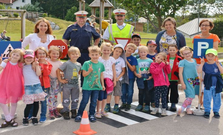 Die Schulanfänger beim Verkehrstraining mit den Polizisten. Foto: Christian Wöss 
