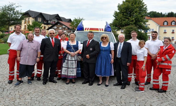 Das Rettungsauto wurde in Kirchschlag gesegnet. Foto: Gerhard Weindl/ÖRK LV OÖ