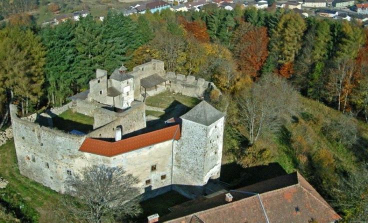 Am 14. September gibt es auf der Burg Reichenau erstmals ein Sommerkino. Foto: Willi Pirngruber 