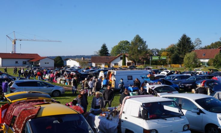 Der alte Sportplatz Lichtenberg wird am 22. September zum Flohmarkt. Fotos: Wöss