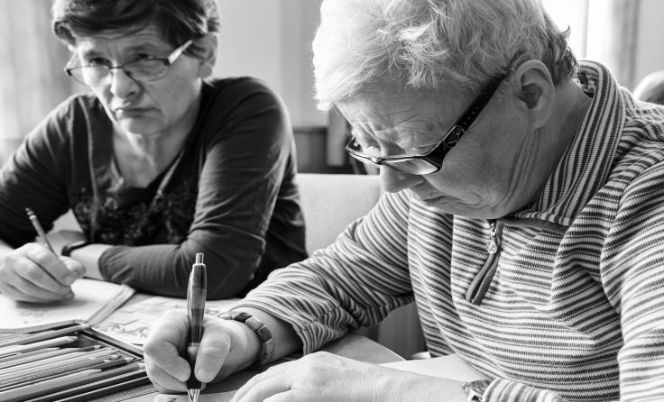 Die Schriftsteller der Kunstwerkstatt Malaria arbeiten an ihren Texten. Foto: Marlene Voigt