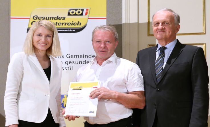Der Haibacher Bürgermeister Josef Reingruber wurde geehrt. Fotos: Land OÖ/Sabrina Liedl