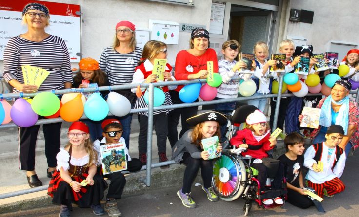 Die Leiterin der Pfarrbibliothek Christine Purner mit den Kindern Foto: Hans Dumfarth