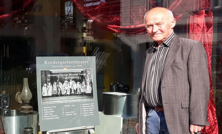 Josef Danninger hat bereits drei Ausstellungen mit alten Fotos gemacht. Foto: Maurer 