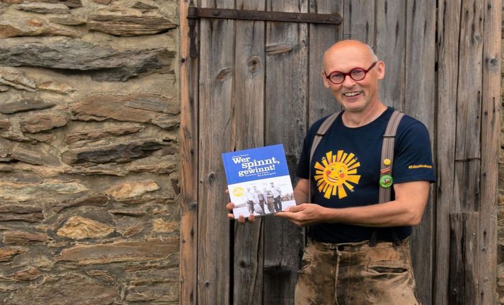 Johannes Gutmann mit seinem neuen Buch „Wer spinnt gewinnt“ Foto: Sonnentor 