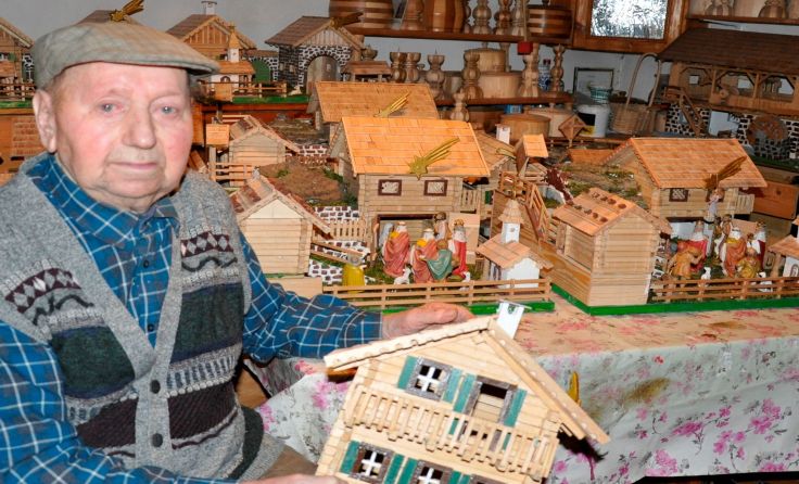 Josef Reingruber mit einer Auswahl seiner Krippen. Foto: J. Reingruber 