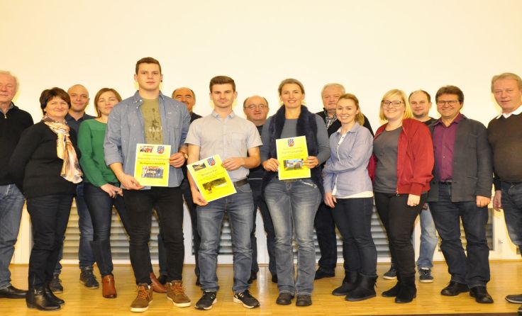 Bürgermeister Josef Reingruber (r.) ehrte erfolgreiche Haibacher Sportler. Foto: Gemeinde Haibach