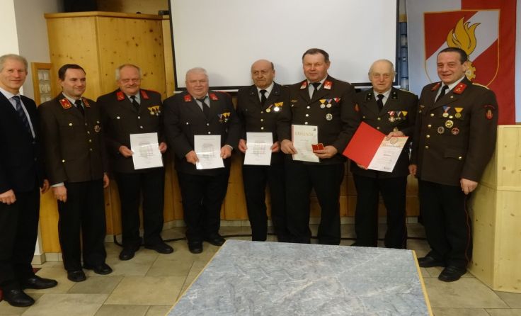 Bgm. Erich Traxler und Vertreter der FF Unterwald mit den Geehrten. Foto: Reinhard Jung