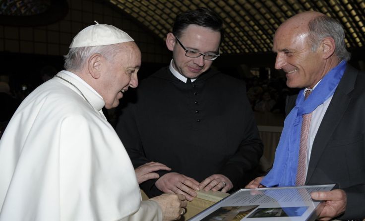 Papst Franziskus, Prior Maximilian und Bgm. Hubert Tischler Fotos: L‘Osservatore Romano