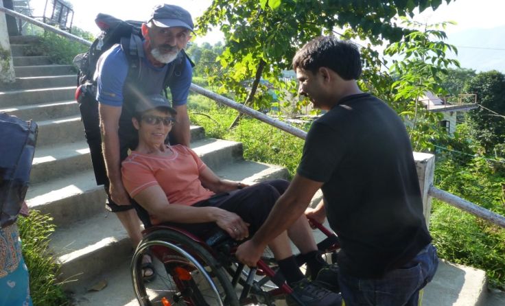 Mehr als 400 Stufen wurde Gallistl zu einer Stupa in Nepal raufgetragen. Fotos: privat