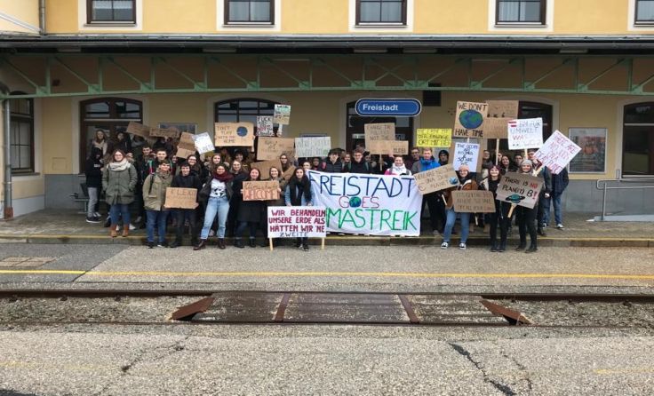 Schüler der HAK und des Gymnasiums fuhren zum Klimastreik nach Linz Foto: privat