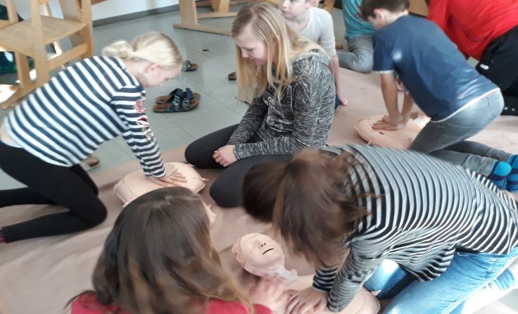 Schüler übten die Herzmassage Fotos: Petra Lindsberger