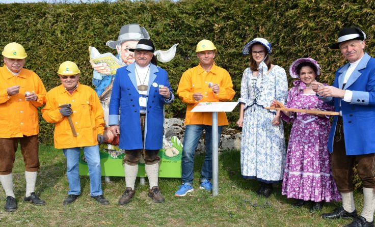 Bürgermeister Friedrich Stockinger mit dem Pferdeeisenbahn-Team Foto: Erwin Pramhofer
