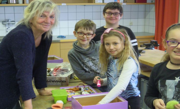 In der Volksschule St. Leonhard bastelten Schüler mit einer Künstlerin. Foto: Kriechbaumer 