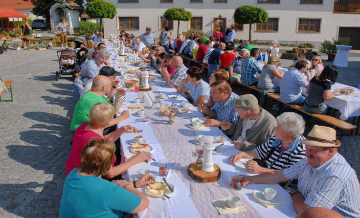 Gemütliches Beisammensein beim Bauern- und Pflanzlmarkt in Waldburg Foto: Herbert Preslmaier
