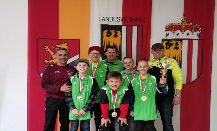 Die erfolgreichen Sportler mit ihrem Betreuer-Team Foto: Markus Birklbauer