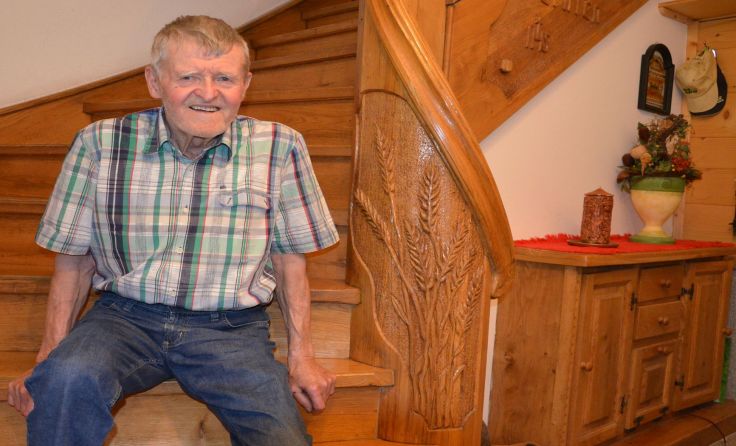 Hans Ruspeckhofer hat alle Holzmöbel im Haus selbst gebaut. Foto: Maurer