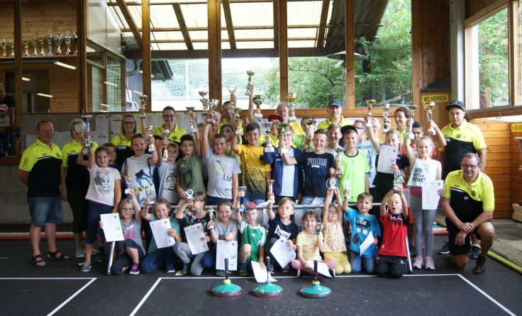 Kinder konnten in Freistadt den Stocksport kennenlernen. Fotos: Grabmüller