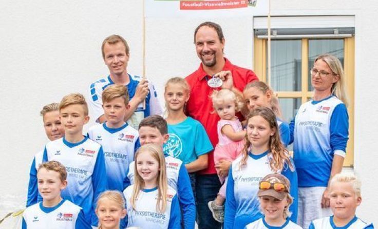 Der Unterweitersdorfer Faustball-Nachwuchs begrüßte Trainer Martin Weiß. Fotos: Erwin Pils