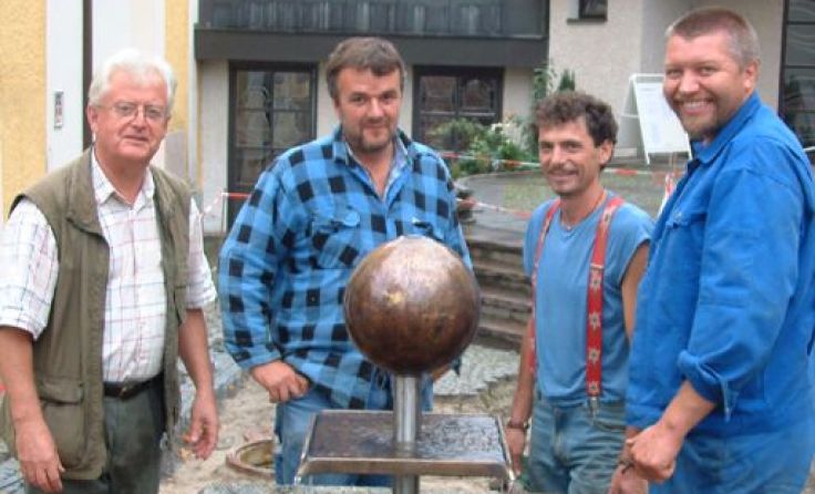 Revitalisierter Brunnen am Kirchenplatz in Hagenberg: Franz Kühtreiber und Helfer Foto: privat