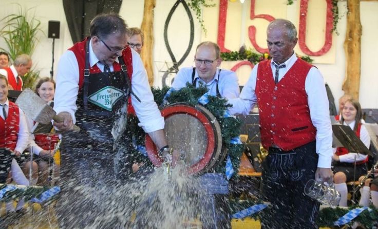 Der Bieranstich beim Oktoberfest findet um 15 Uhr statt. Foto: MV Hirschbach