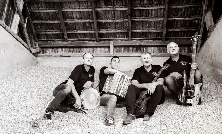 Die vier Musiker unterstützen einen Fünfjährigen mit der Wanderung. Foto: Robert Kaltenberger