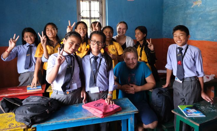 Barbara Fröhlich und Tobias Wolfinger mit Schülern in Nepal    Fotos: privat