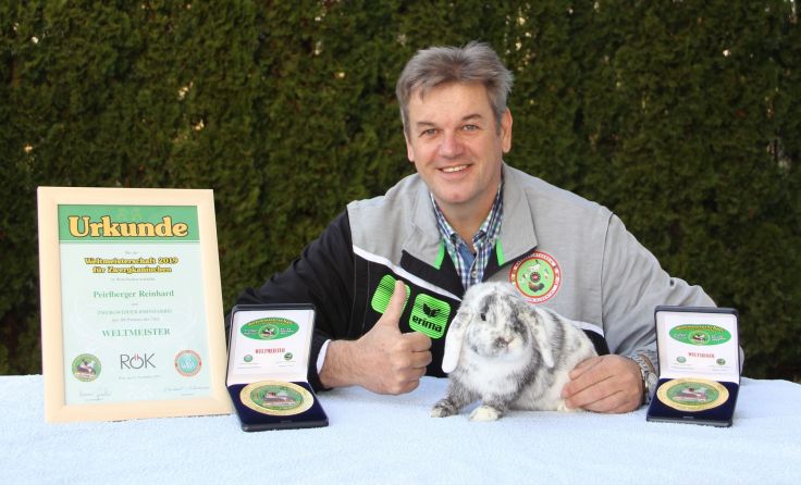 Weltmeister Reinhard Peirlberger mit einem seiner Spitzenzwergkaninchen Foto: privat
