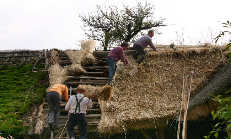 Manfred Danner zeigt, wie Bauernhofarbeit früher gemacht wurde. Foto: Manfred Danner 
