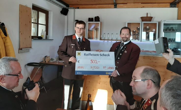 Peter Haunschmied überreichte die Spende an Roland Stütz Foto: Gemeinde Weitersfelden