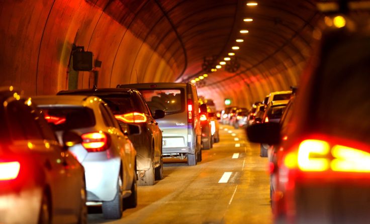 Die Autofahrt in die Ferien startet für viele Familien stressig. Symbolfoto: Weihbold