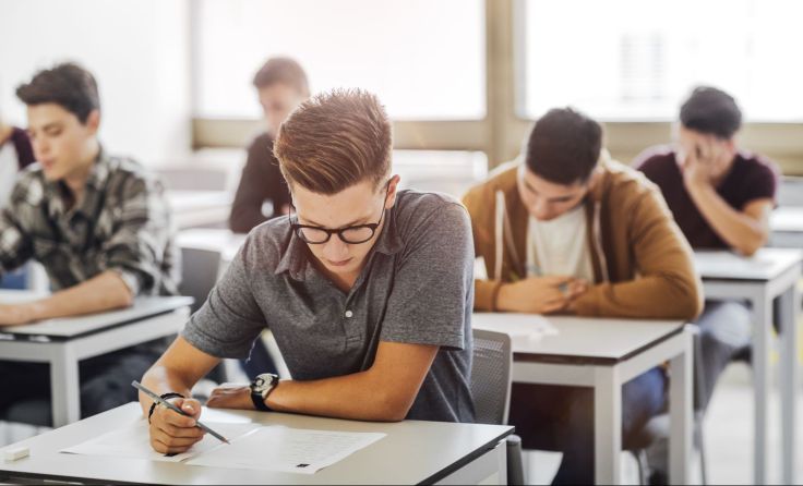 Der Schulbetrieb startet am 5. Mai mit den Maturanten. Foto: LStockStudio/shutterstock.com