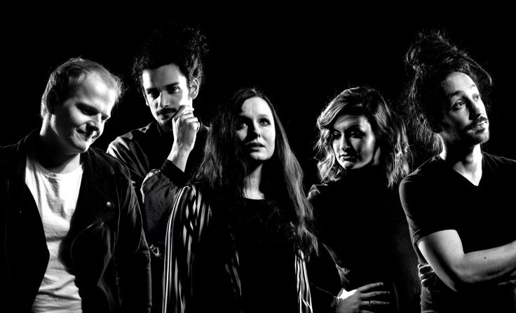 Die fünf Musiker von Lalá präsentieren ihre neue Single. Foto: Margaret Westreich