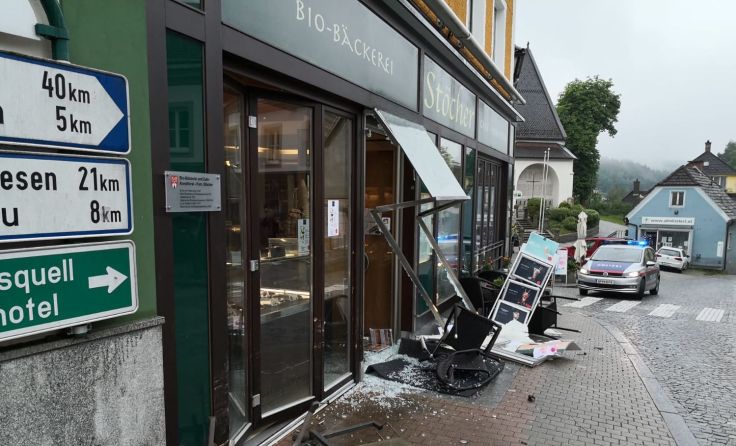 Bereits drei Mal landeten rutschende Autos in der Bäckerei Stöcher. Foto: privat