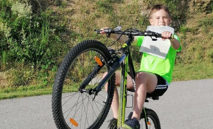Sportlich präsentiert Matthäus Obereder aus Kaltenberg sein Zeugnis. Foto: Leopold Obereder