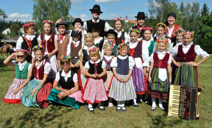 Die Kinderfolkloregruppe aus Doutleby tritt in Buchers auf. Foto: Miroslava Dusakova 