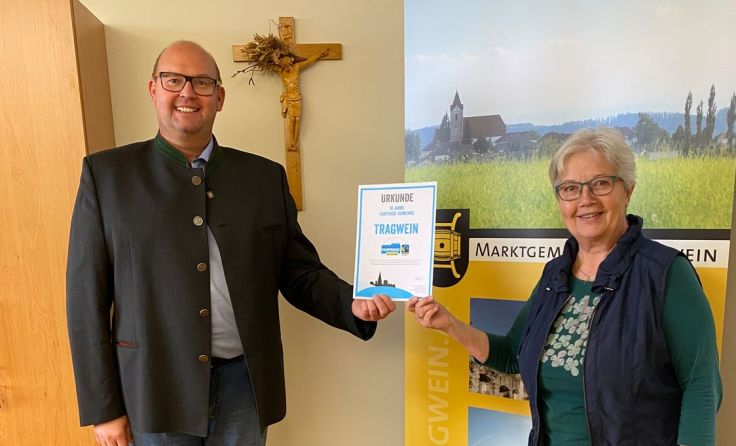 Bgm. Josef Naderer und Anna Pilz mit der Fairtrade-Urkunde Foto: Gemeinde Tragwein