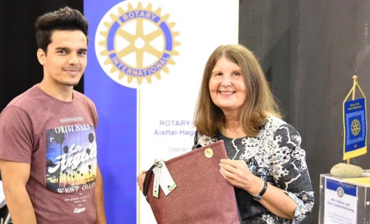 Rotary-Präsidentin Bernadette Prieschl mit Mojibullah Satari Foto: privat
