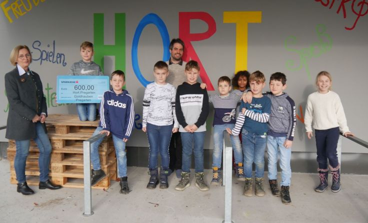 Die Goldhauben Pregarten spendeten 600 Euro an den Hort Pregarten. Foto: privat