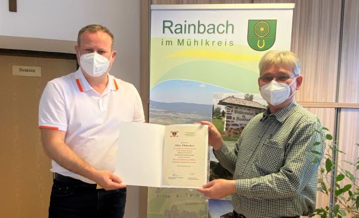 Bgm. Günter Lorenz gratuliert Otto Elmecker Foto: Gemeinde Rainbach 