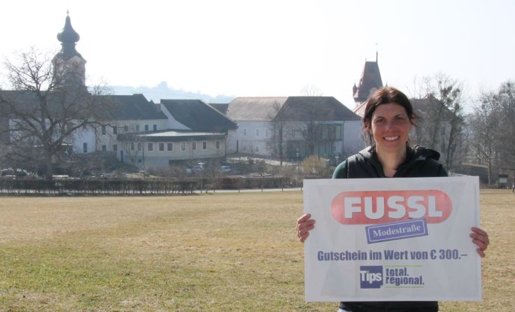Agnes Fürst aus Hagenberg freut sich über den Fussl-Gutschein. Foto: Maurer