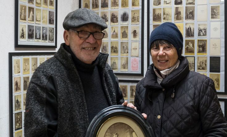 Helmut und Elisabeth Wildberger beim Ausstellungsaufbau. Foto: Museum Pregarten