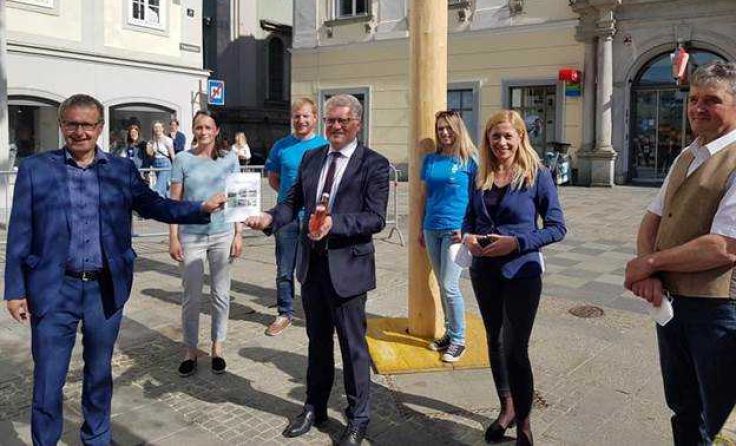Der Neumarkter Maibaum stand nicht lange am Linzer Hauptplatz. Foto: privat 