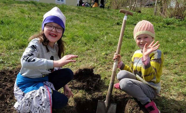 Schüler aus Waldburg setzten Hecken im Rahmen eins Klima-Projektes. Fotos: EBF