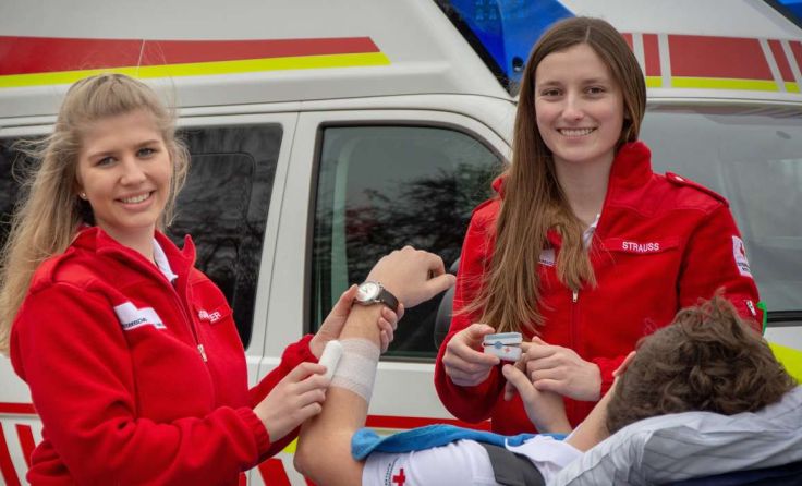 Carina Strauß (r.) und Helena Burgstaller sind zwei von 22.000 Freiwilligen. Foto: OÖRK/Zehetner