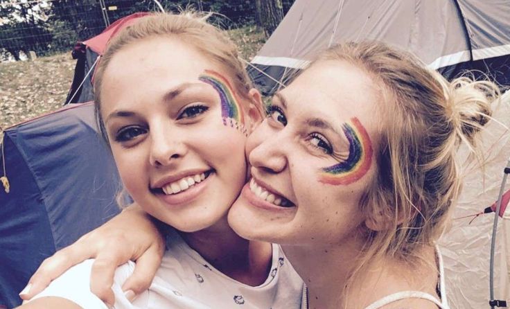 Laura Haas und Sophie Tröls veranstalten seit Jahren Kleidertauschpartys. Foto: privat