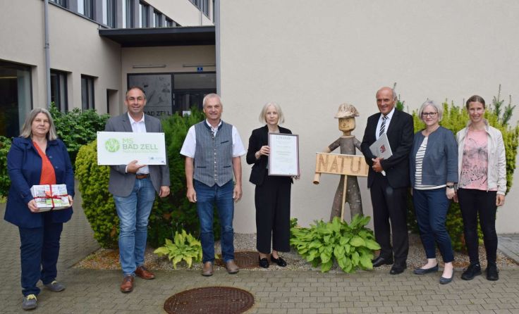 Direktorin Maria Haslhofer-Gassl präsentiert stolz die Urkunde Foto: Naturpark Mühlviertel